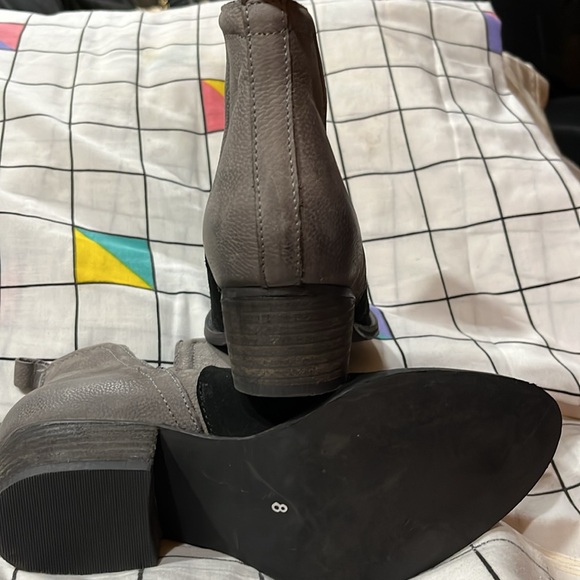 JOURNEE LEATHER COLOR BLOCK ANKLE BOOTS - Picture 4 of 9